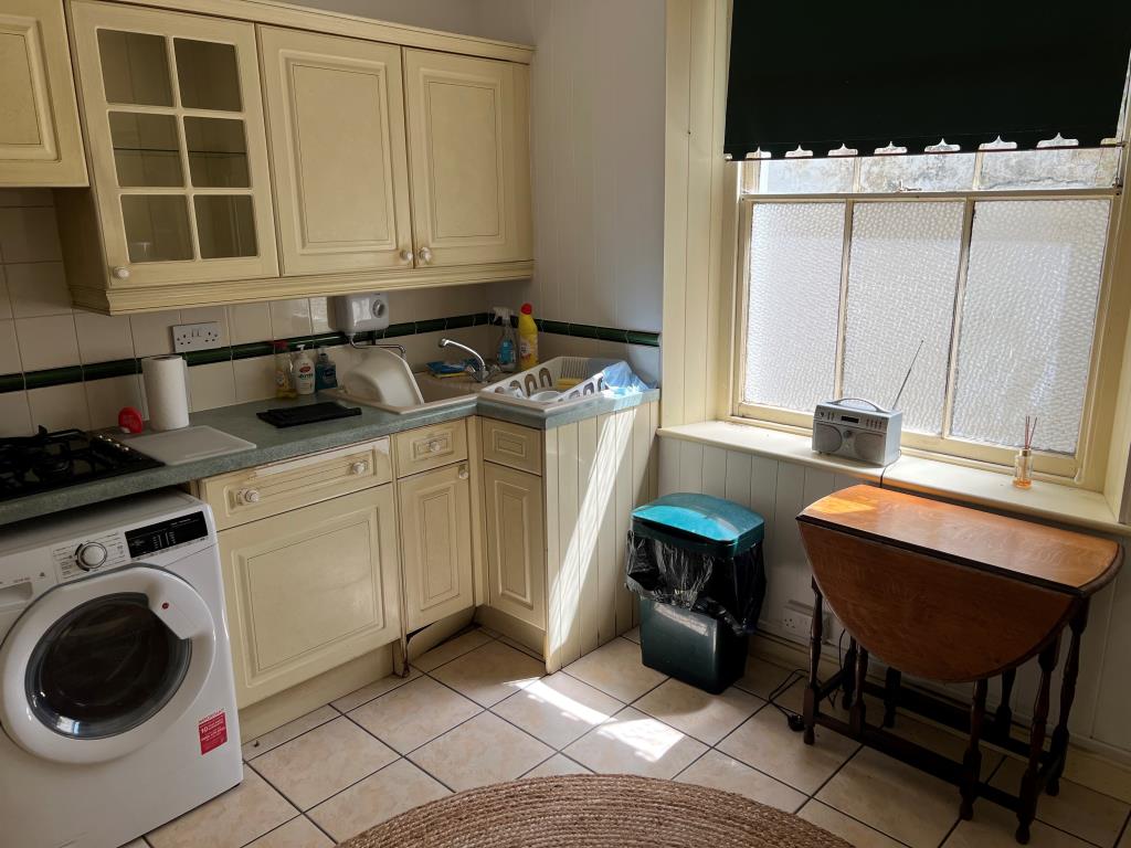 Lot: 89 - GARDEN FLAT FOR INVESTMENT OR OCCUPATION - A View of the Kitchen